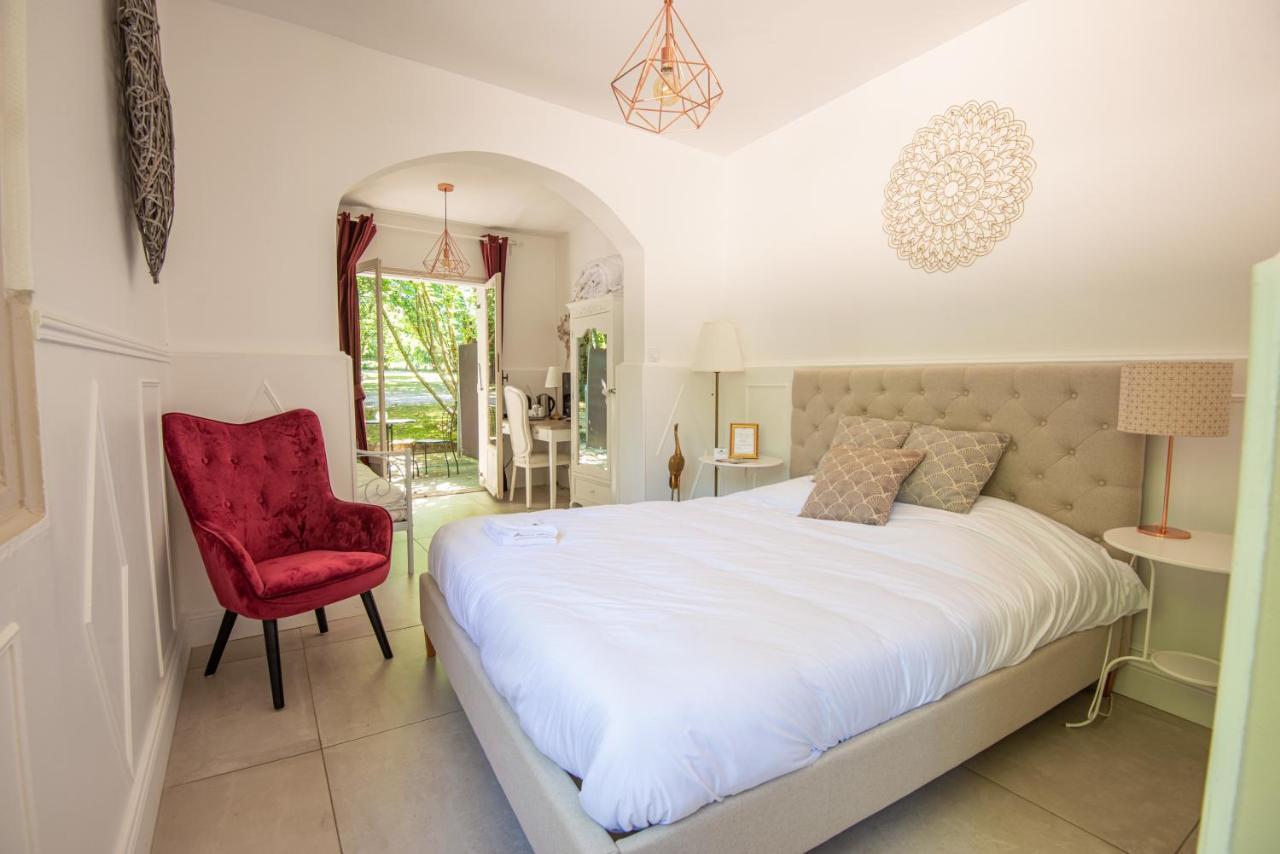 Chateau Des Ayes - Chambres & Suites Saint-Étienne-de-Saint-Geoirs Екстериор снимка